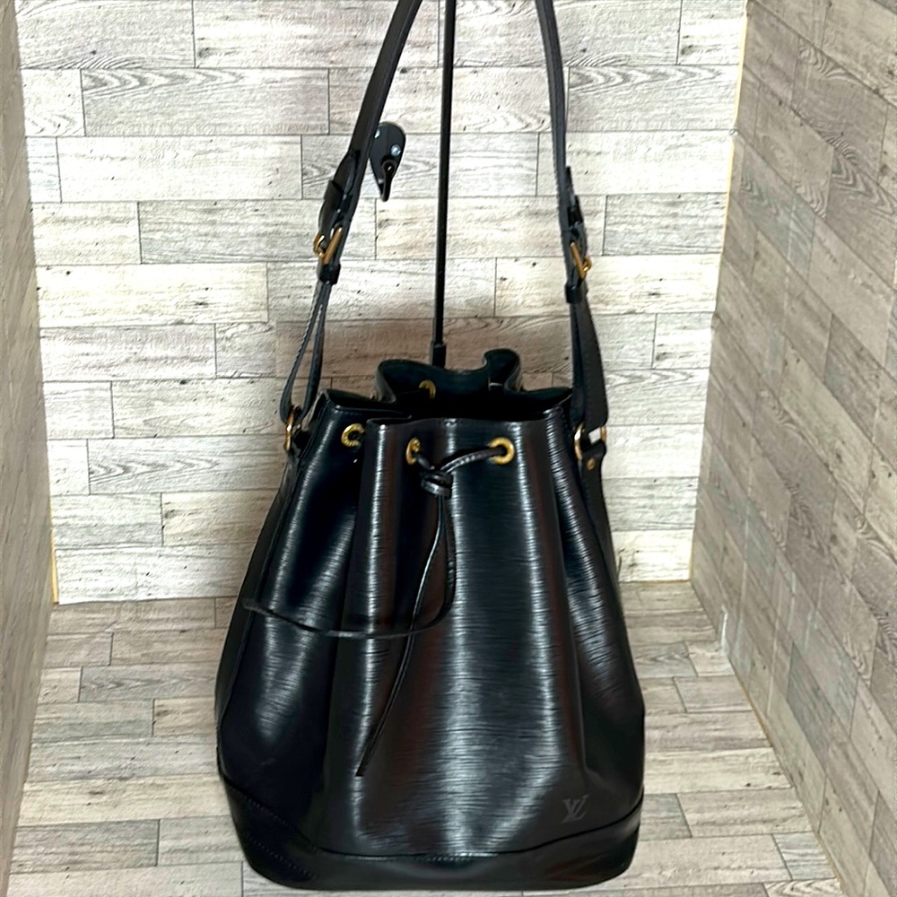 LV BLACK EPI NOE GM Bucket Bag
EUC